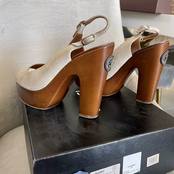 Chanel Wood Platform Heel Sandals in Light Beige Suede in a size 40. Runs small - Picture 12 of 12